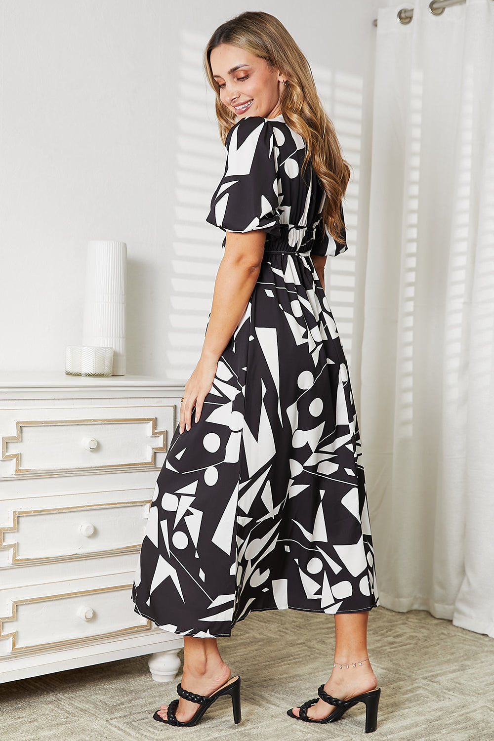 Printed surplice balloon sleeve midi dress in black, side view